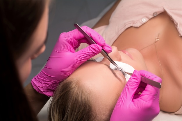 Mulher com cílios longos em um salão de beleza