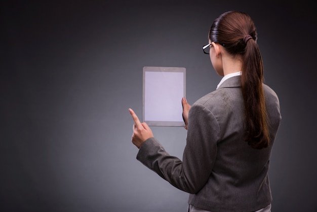 Mulher com computador tablet no conceito de negócio