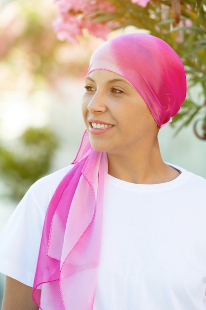 Foto mulher, com, cor-de-rosa, echarpe, cabeça