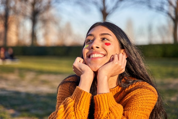 Mulher com corações nas bochechas e um gesto de amor e felicidade