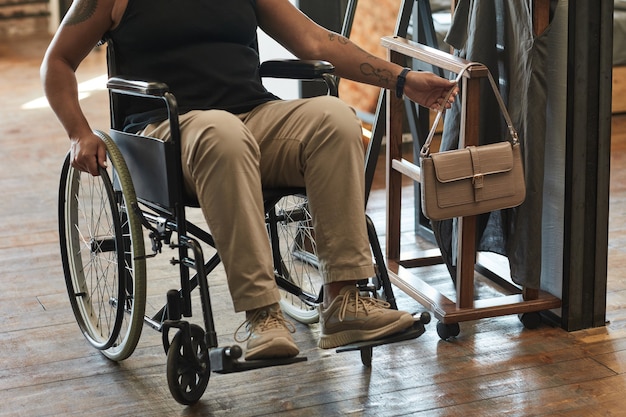 Mulher com deficiência segurando bolsa