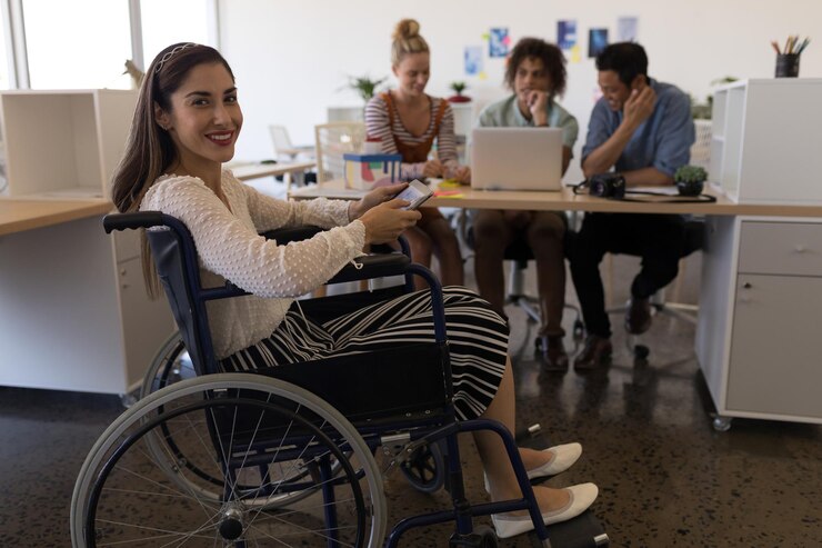 Foto mulher com deficiência sorrindo para a câmera no escritório