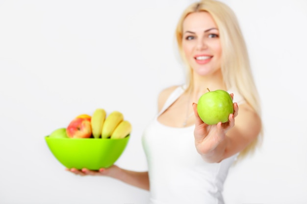 Mulher com dieta de frutas frescas