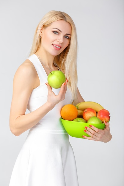 Mulher com dieta de frutas frescas