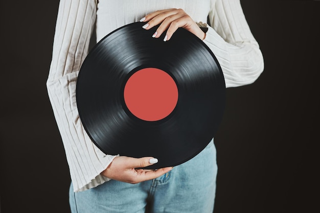 Mulher com disco de vinil ouvindo música de disco analógico festa de música retrô tocando música