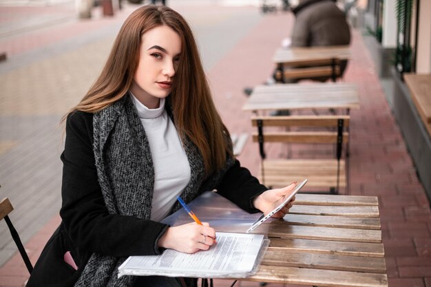 Mulher com documentos na rua