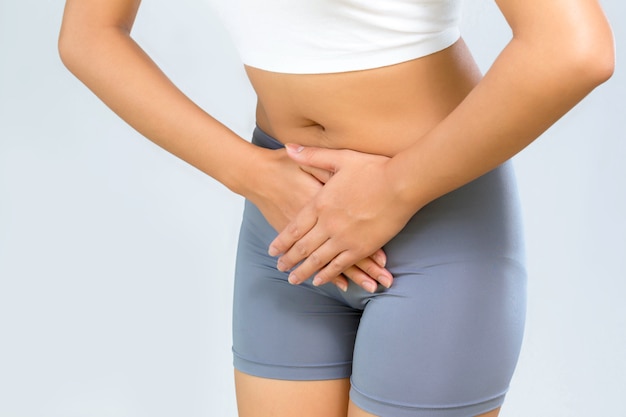 mulher com dor abdominal, dor de estômago ou cólicas menstruais.