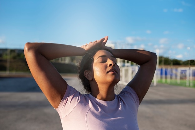 Foto mulher com excesso de peso correndo ao ar livre