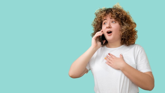 Mulher com excesso de peso de tecnologia móvel de surpresa de telefone