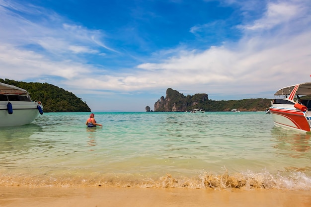 Mulher com excesso de peso entra no mar para nadar Veja as ilhas Phi Phi praia com ondas