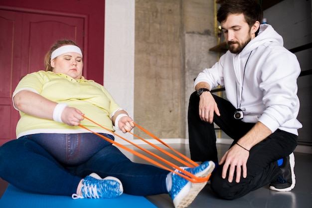 Mulher com excesso de peso na aula de fitness