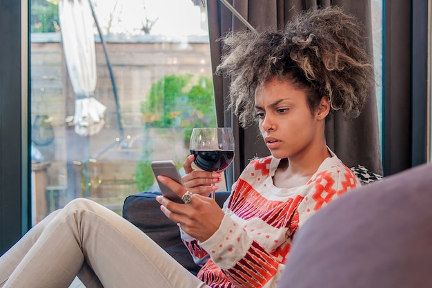 Mulher com expressão preocupada no telefone. Mulher chata e chata, falando em celular, tendo uma conversa desagradável recebendo más notícias