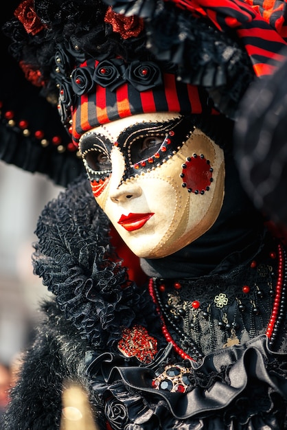 Mulher com fantasia vermelha de carnaval veneziano