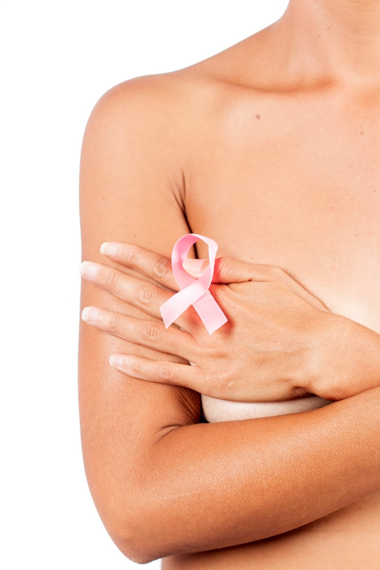 Foto mulher com fita rosa sobre câncer de mama