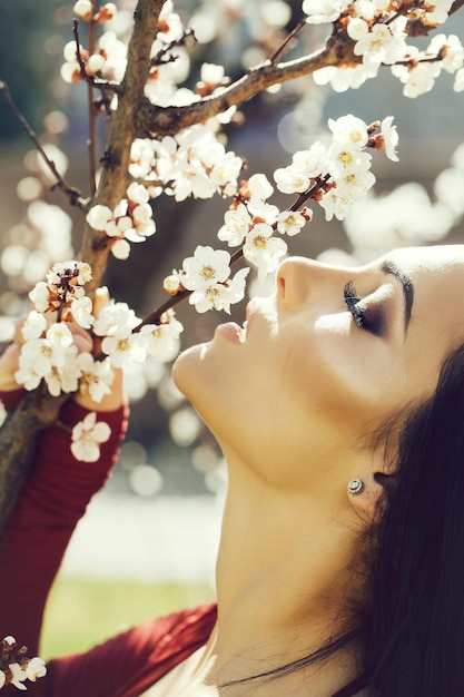 Mulher com flor de primavera