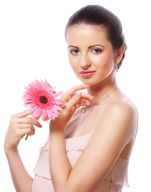 Mulher com flor rosa gerber isolada no branco