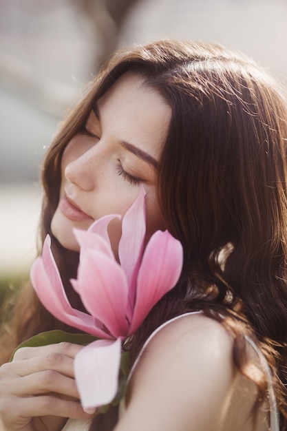 Foto mulher com flores ao ar livre