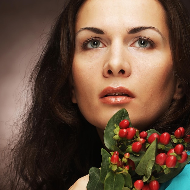 Mulher com flores cor de rosa