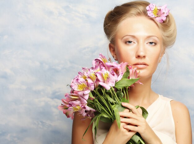 Mulher com flores cor de rosa