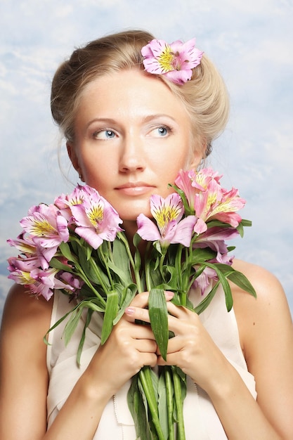 mulher com flores cor de rosa