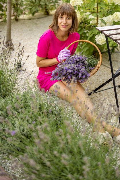 Mulher com flores de lavanda recém-colhidas no jardim