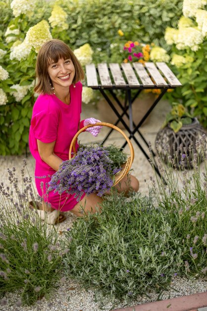 Mulher com flores de lavanda recém-colhidas no jardim