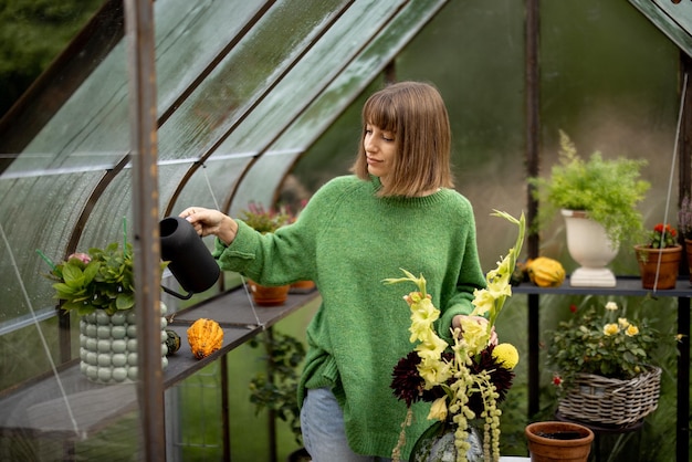 Mulher com flores em estufa