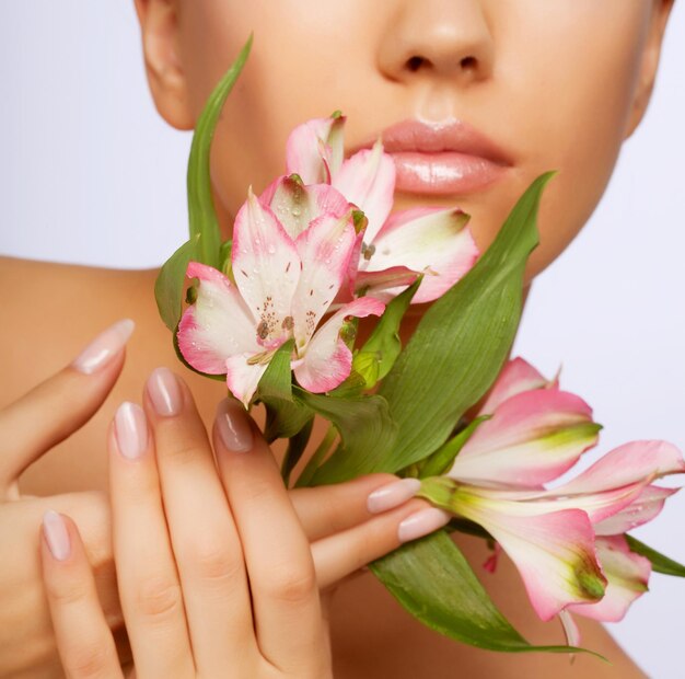 Mulher com flores isoladas em branco