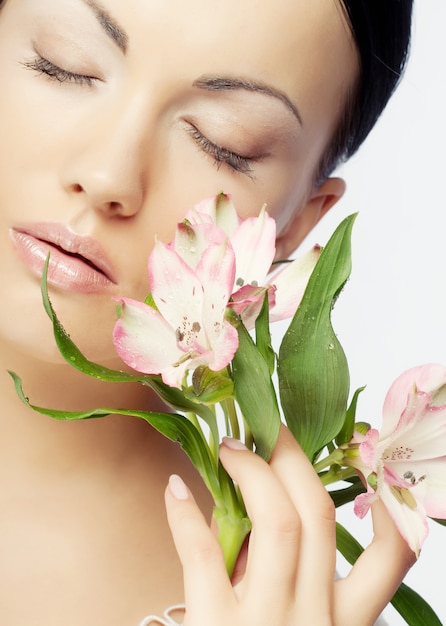 Foto mulher com flores isoladas em branco