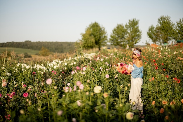 Mulher com flores na fazenda dália ao ar livre