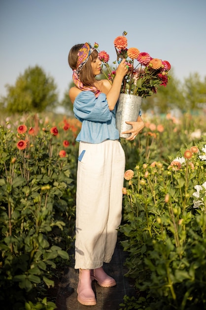 Mulher com flores na fazenda dália ao ar livre