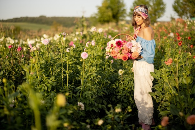 Mulher com flores na fazenda dália ao ar livre