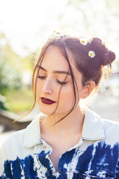 Mulher com flores no cabelo ao ar livre