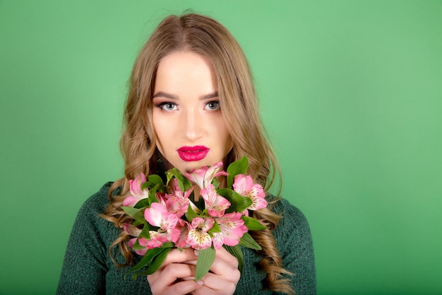 Mulher com flores no fundo verde