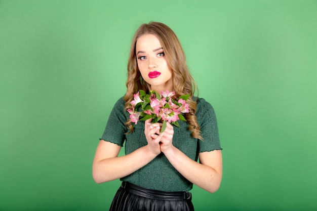 Mulher com flores no fundo verde