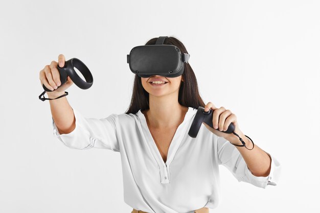 Foto mulher com fone de ouvido de realidade virtual