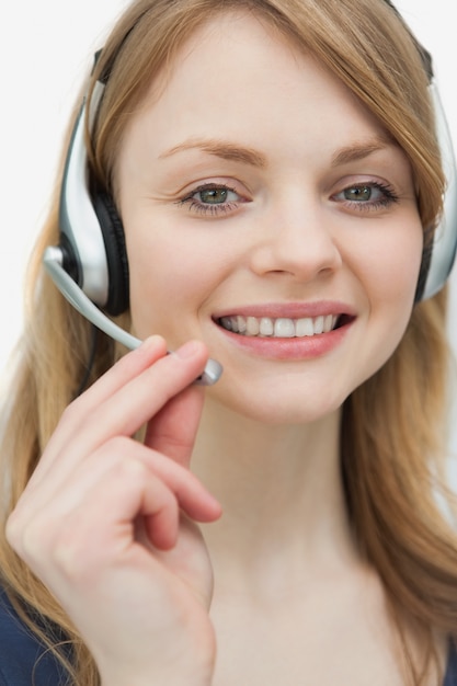 Mulher com fone de ouvido olhando câmera