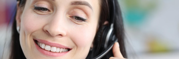 Mulher com fone de ouvido trabalhando em um close de rosto de call center