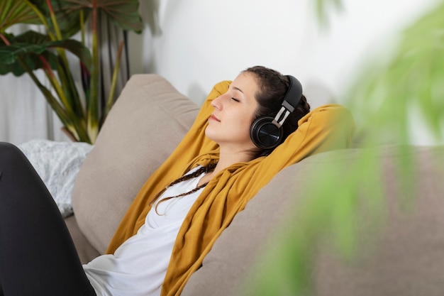 Mulher com fones de ouvido a ouvir música