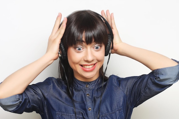 mulher com fones de ouvido escutando música