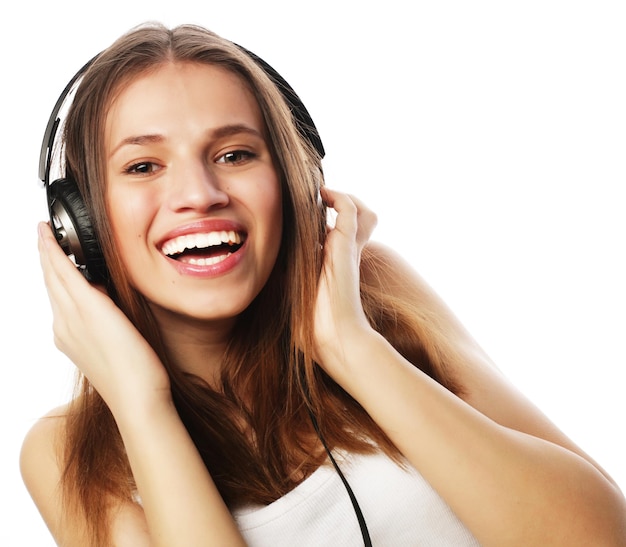 Mulher com fones de ouvido, ouvindo música. Menina adolescente de música dançando contra branco. fundo isolado.