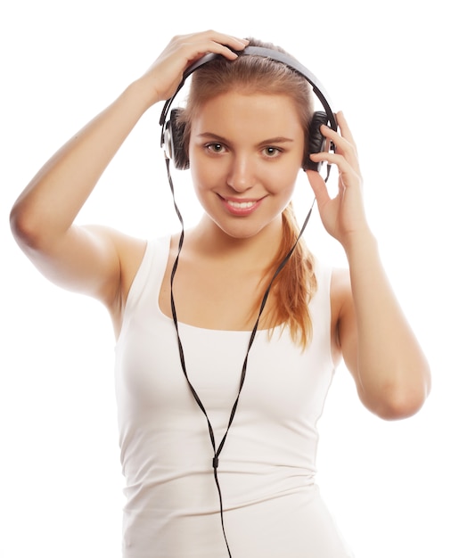 Foto mulher com fones de ouvido, ouvindo música. música adolescente menina isol