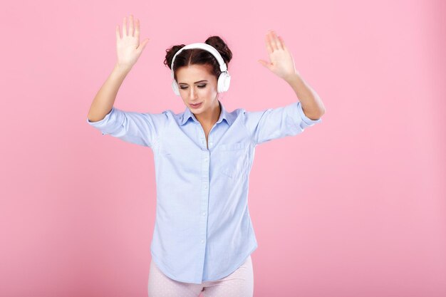 Mulher com fones de ouvido ouvindo música