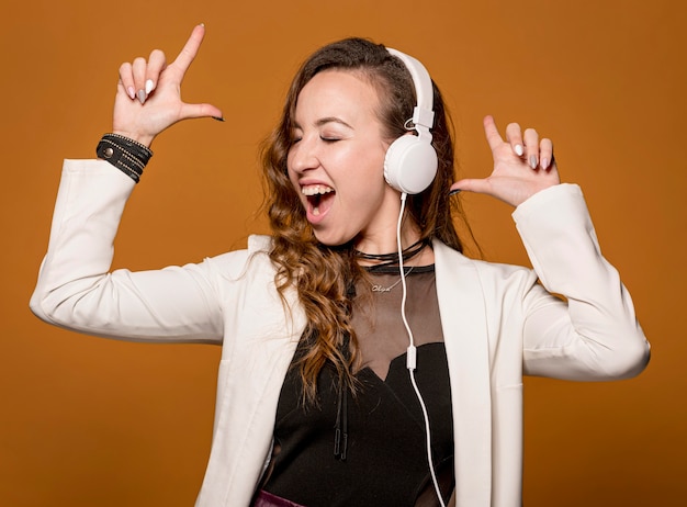 Foto mulher com fones de ouvido, ouvindo música