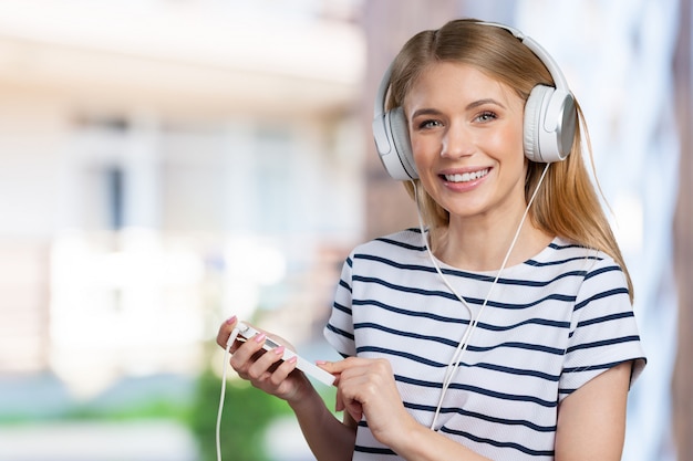 Foto mulher com fones de ouvido, ouvindo música