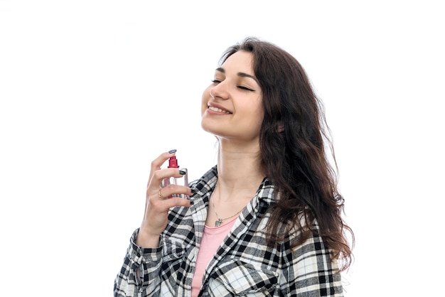 Mulher com frasco de perfume isolado no branco
