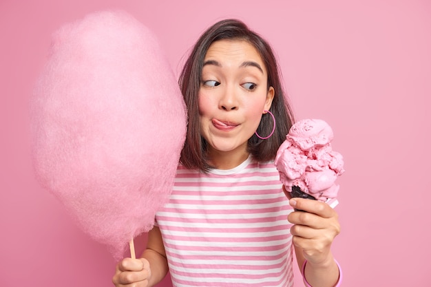 Mulher com gelão e algodão doce