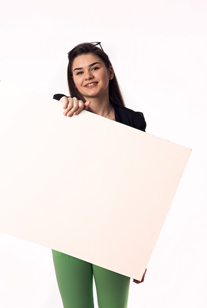 Foto mulher com grande cartaz vazio