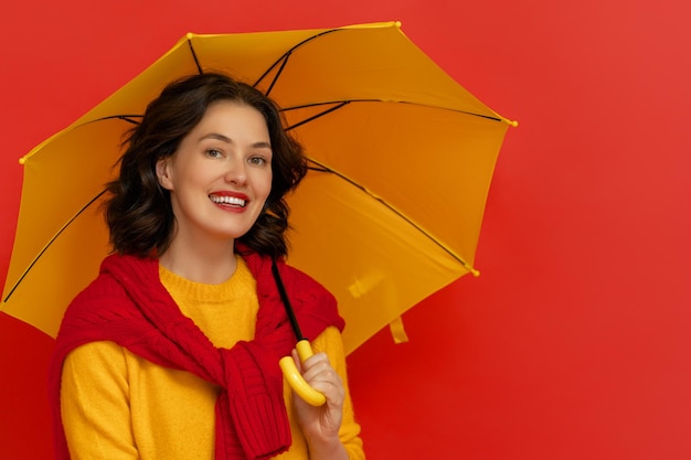 Mulher com guarda-chuva na cor de fundo