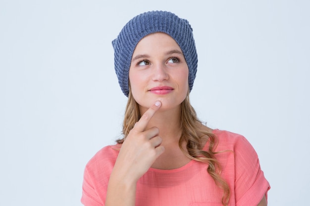 Mulher com hipster pensativo com chapéu